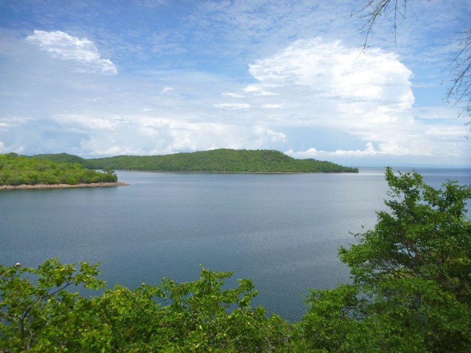 Озеро карибских островов. Озеро Кариба Зимбабве. Озеро Кариба Замбия. Водохранилище Кариба. Кариба ГЭС Замбия.
