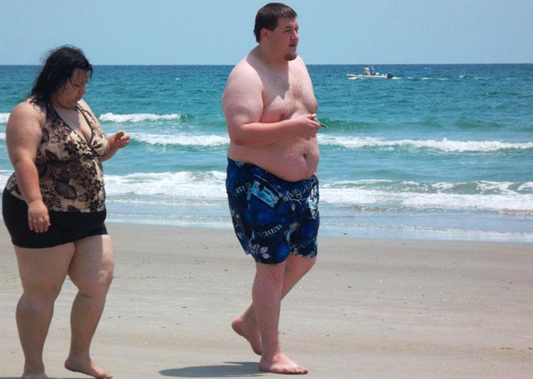 Нравлюсь толстым парням. Полные люди на пляже.