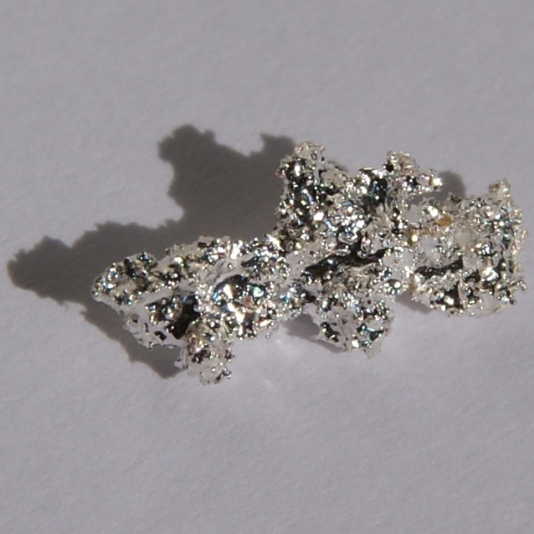Платина маленький. Серебро / Argentum (AG). Аффинированное серебро. Самородок серебра. Металлическое серебро.